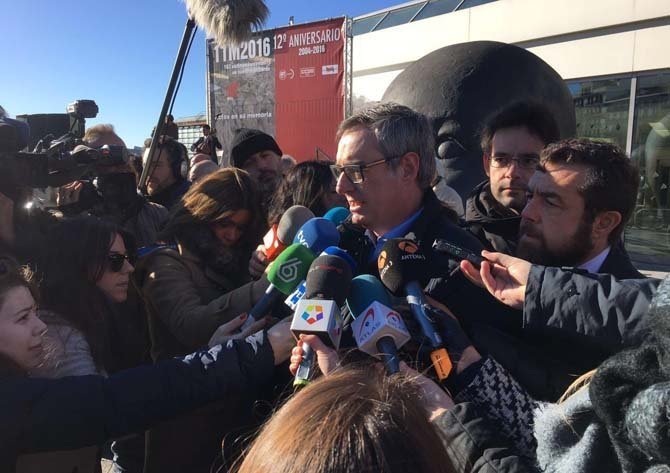 José Manuel Villegas responde a las preguntas de los periodistas durante un acto público	aec