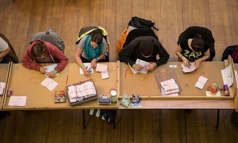 Mesa electoral en el Reino Unido. / The Guardian