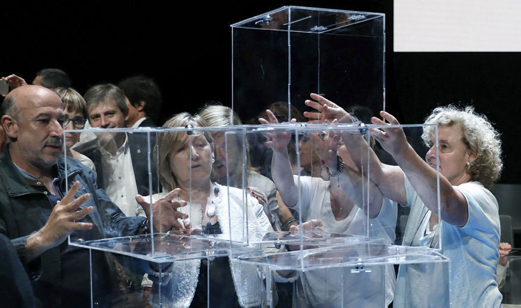 Los diputados de Junts Pel Si, posan con urnas tras el acto político a favor del referéndum | andreu dalmau (efe)