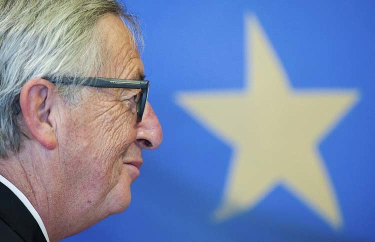 Juncker pasa junto a una estrella de la bandera europea durante un acto oficial | STEPHANIE LECOCQ (efe)