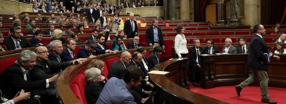 Diputados de la Oposición abandonan el Parlamento de Cataluña. / La Vanguardia