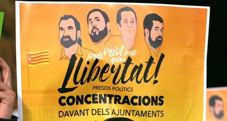 Un manifestante pide que se libere a los presos | Jaume Sellart (efe)