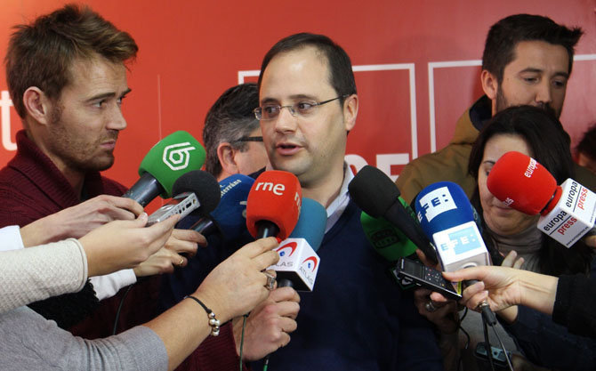 César Luena responde a las preguntas de los periodistas durante un acto público