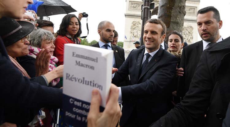 El presidente de Francia, Emmanuel Macron, saluda a un grupo de personas, en París | ALAIN JOCARD (efe)