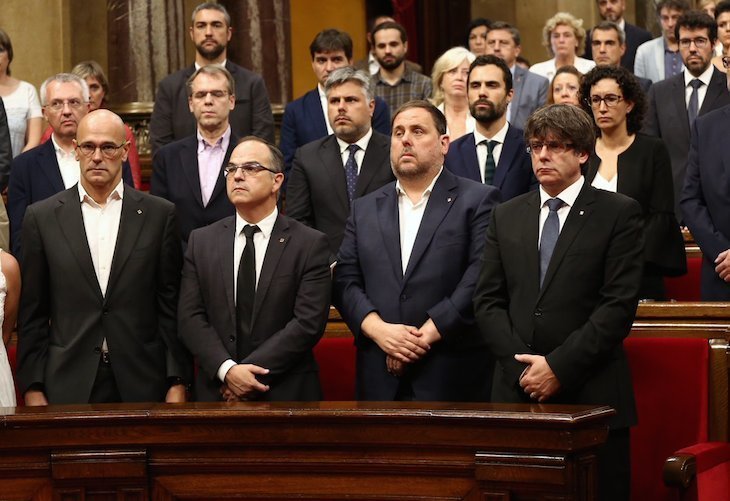 Carles Puigdemont (der.), en el Parlamento catalán. / Twitter