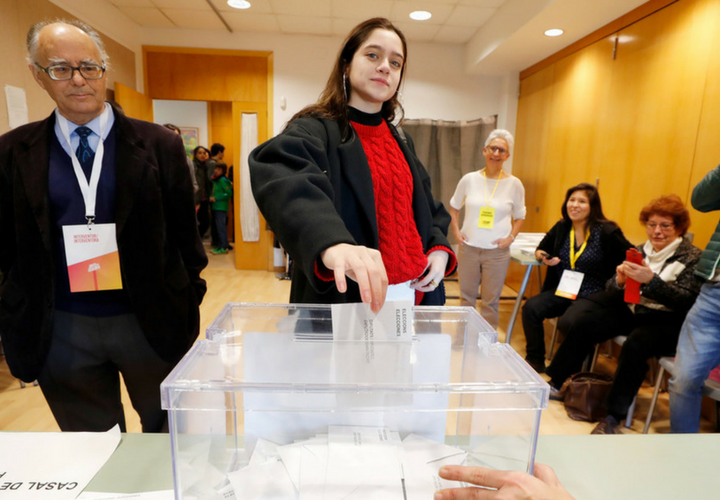 Laura Sancho, la joven que ha acudido a votar en nombre del expresidente Carles Puigdemont. RR SS.